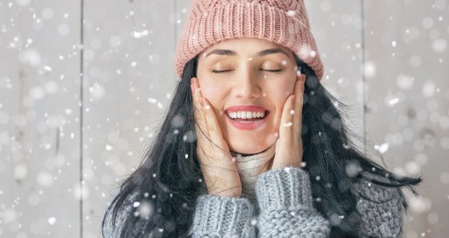Jak dbać o skórę zimą? Jakie zabiegi warto wziąć pod uwagę? Przygotowaliśmy przydatną listę! Sprawdź w naszej galerii, które zabiegi kosmetyczne warto wykonywać zimą.Szczegóły na kolejnych slajdach >>>