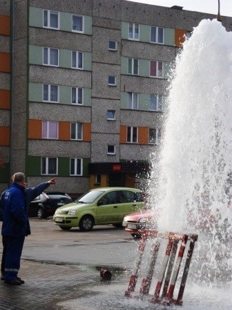 Gejzer na parkingu! Wszystko przez awarię hydrantu! Okoliczne bloki bez wody (zdjęcia)