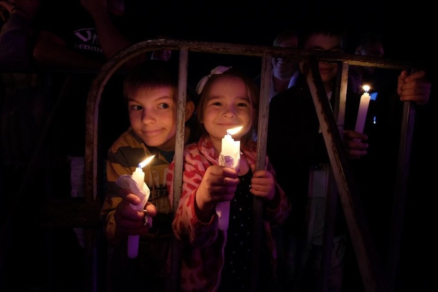 Lednica 2016: Tysiące młodych modli się przed Bramą-Rybą