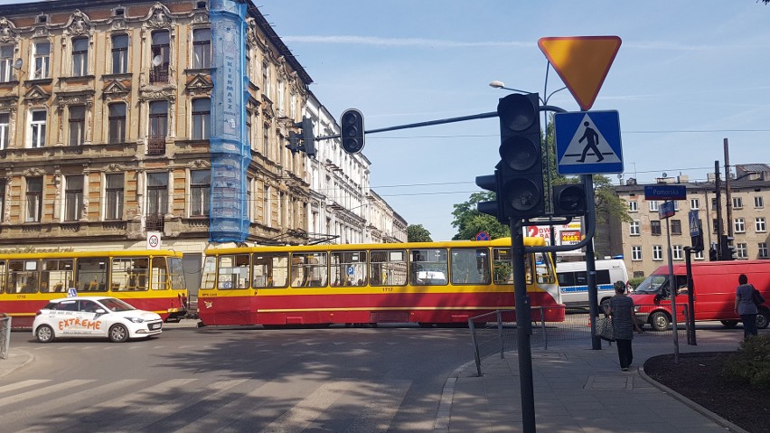 Wypadek na Pomorskiej w Łodzi. Samochód dachował po zderzeniu z tramwajem [ZDJĘCIA,  FILM]