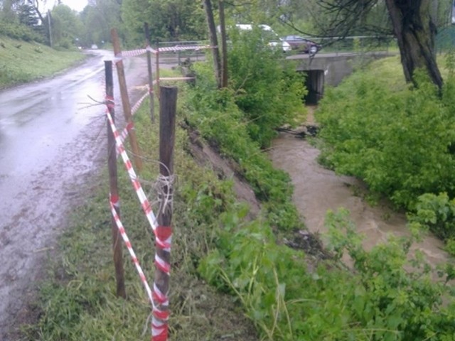 Opady nie oszczędzają dróg powiatowych