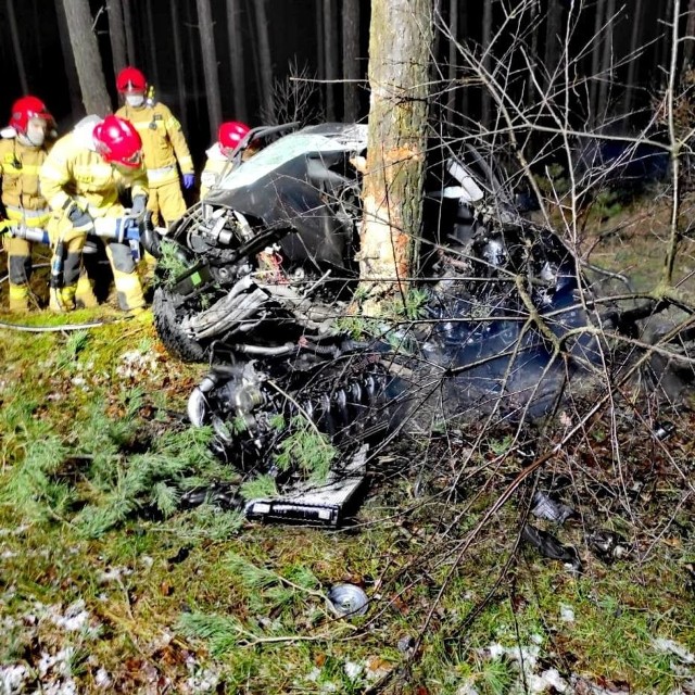 Groźny wypadek pod Grodziskiem Wielkopolskim. W nocy z soboty na niedzielę pijany 16-latek rozbił auto na drzewie