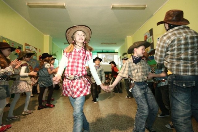 Klasa III na urodziny szkoły pokazała taniec country