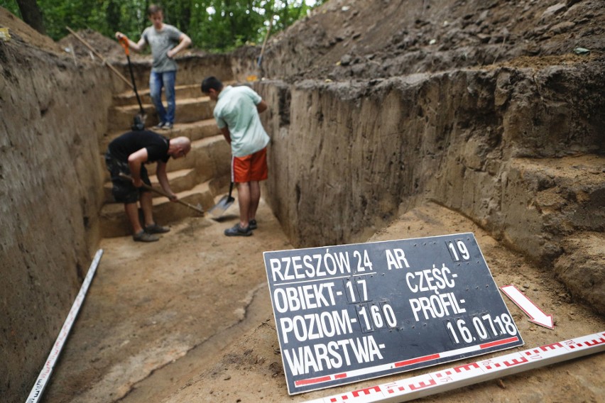 Archeolodzy odkryli na Lisiej Górze w Rzeszowie fosę z przełomu epoki brązu i żelaza [ZDJĘCIA, WIDEO]