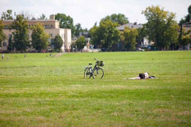 BŁONIA- park miejski w postaci rozległej łąki (dawniej pastwisko gminne) o powierzchni 48 ha i obwodzie ok. 3587 metrów- Historia Błoń sięga roku 1162.  Jaksa z Miechowa, zamożny szlachcic, podarował klasztorowi norbertanek łąkę między Zwierzyńcem a Łobzowem. Przeszło sto lat później w roku 1366 siostry norbertanki zawierając umowę z magistratem, zamieniły ziemię na kamienicę na ulicy Floriańskiej 