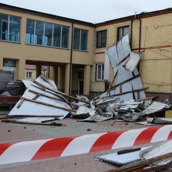 Potężna wichura zerwała dach z budynku Urzędu Gminy w Tarłowie