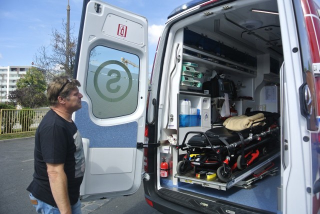 - Nowe mercedesy mogą jechać 160 km/h - mówi Dariusz Matuszkiewicz z pogotowia ratunkowego.