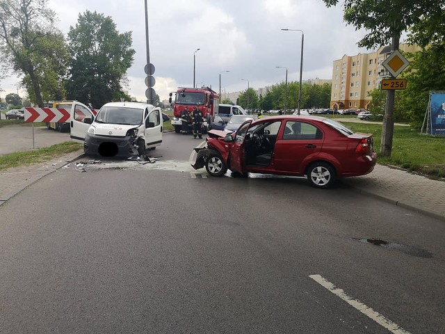 W niedzielę na ulicy Wyzwolenia w Bydgoszczy doszło do zderzenia dwóch aut. Na miejscu pojawiły się straż pożarna, policja i pogotowie. Jak wstępnie ustalono, przyczyną zderzenia było zasłabnięcie kierowcy chevroleta.Strażacy dostali wezwanie o godzinie 12.29. Na ulicy Wyzwolenia w Fordonie - niedaleko komisariatu policji - zderzyły się: auto osobowe (chevrolet) i dostawcze (fiat). Jedna osoba - kobieta kierująca fiatem - została zabrana do szpitala. Po wypadku ulica przez pewien czas była zablokowana.Więcej zdjęć na następnych stronach.(sier, mc)Remont węzła przy Szarych Szeregów w Bydgoszczy. Wideo z drona