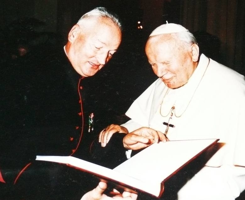 Kardynał Stanisław Dziwisz prosi, żeby o 21.37 zapalić świece i modlić się za wstawiennictwem świętego Jana Pawła II o ustanie pandemii 