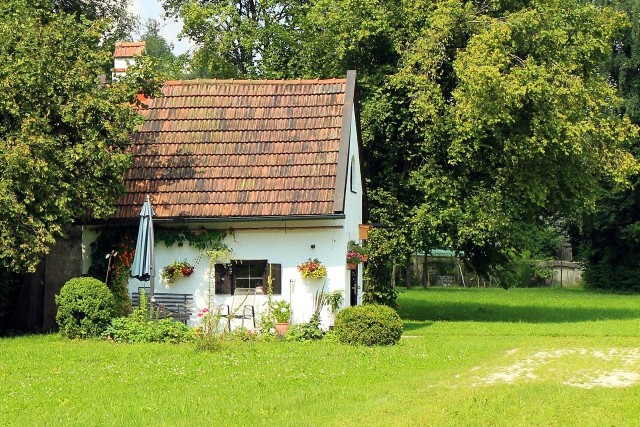 - Trudno znaleźć ofertę sprzedaży działki ROD za mniej niż 50 tys. zł. Za co tyle pieniędzy!? Malutki domek do remontu i stare, zaniedbane krzewy - dziwią się poszukujący kawałka zieleni, żeby po pracy albo na weekend móc uciec z bydgoskiego bloku. Przez epidemię odechciało nam się wyjazdów, często nawet tych nad polskie morze. A jednak chcemy opuścić cztery ściany bloku i położyć się na trawie, na własnej, bezpiecznej działce. Tyle że to pragnienie tysięcy Polaków. Zapotrzebowanie duże, a ofert mało. A jeśli są, to nie każdego na nie stać, bo ceny poszybowały wysoko. Najwyższe ceny za działki rekreacyjne ROD w województwie kujawsko-pomorskim można zobaczyć przy ogłoszeniach na terenie Bydgoszczy, w jej okolicach, ale nie tylko. Zainteresowanie działkami jest ogromne, a ceny poszybowały w górę. Taniej wciąż jest w mniejszych miejscowościach, ale daleki dojazd czasem jest nieopłacalny lub wręcz niemożliwy. Przeglądam portale ogłoszeniowe i oferty działek rekreacyjnych, najczęściej ROD, na terenie Kujawsko-Pomorskiego. Poznaj oferty z 2020 roku pod kolejnymi zdjęciami --->Warto wiedzieć: kupujemy nie grunt, a prawo do jego użytkowania.Wszelkie rezerwy ROD zostały wyczerpaneZ prośbą o komentarz do sytuacji - ogromnego zainteresowania działkami i cen, poprosiliśmy Polski Związek Działkowców.- Znaczenie zainteresowania działkami w ROD obserwujemy od wielu lat - wskazuje Mariola Kobylińska, kierownik Wydziału Gospodarki Gruntami Biura KR PZD. - Wynika to z faktu, że w latach 90. ub. wieku nie było rozwoju ROD, to znaczy nie powstawały nowe rodzinne ogrody działkowe, nie licząc ROD odbudowywanych jako ROD zastępcze w ramach likwidowanych - tłumaczy przedstawicielka związku. PZD przeprowadził konsultacje ze swoimi strukturami, czyli okręgowymi zarządami oraz niektórymi zarządami ROD, na temat zapotrzebowania na działki. W 2018 roku PZD uchwalił Otwarty Program Rozwoju ROD. - Pandemia w br. spowodowała ogromne zainteresowanie społeczeństwa działkami w ROD. Ogrody jako jedyne tereny zielone w miastach były przez cały czas pandemii dostępne dla rodzin działkowców. Dlatego też ludzie poszukiwali działek w istniejących ROD. Efektem jest wyczerpanie wszelkich rezerw w ogrodach PZD - komentuje Mariola Kobylińska. Ceny działek ROD były wyraźnie zaniżone- Jeżeli chodzi o wzrosty cen działek oferowanych przez działkowców, to są one wynikiem tego ogromnego zapotrzebowania. Związek nie obserwuje w głównej mierze cen nadmiernych, pomimo że są one wysokie. Ceny są wynikiem stanu zagospodarowania działek a w szczególności altan - decyduje ich jakość, wielkość i funkcjonalność. W poprzednim okresie ceny działek były wyraźnie zaniżone, gdyż cały czas obowiązuje prawo podaży i popytu - wyjaśnia kierownik Wydziału Gospodarki Gruntami Biura KR PZD. Kto szuka działek ROD?Polski Związek Działkowców śledzi wciąż rosnące zapotrzebowanie na działki. - Działek rodzinnych poszukują początkujący emeryci, ale jeszcze większe zainteresowanie wykazują młode rodziny z dziećmi na dorobku. Związek zbadał wszystkie aspekty zapotrzebowania na działki poprzez swoje struktury. Pod koniec lipca odbędzie się posiedzenie Krajowej Rady PZD, której głównym tematem będzie rozwój ROD. Widzimy możliwość rozwoju poprzez zakładanie nowych ROD dla rodzin potrzebujących. Jest to możliwe i konieczne. Natomiast dla realizacji tego celu potrzebna jest pomoc ze strony samorządów i Państwa, poparcie Sejmu i Senatu. Dzisiaj potrzebę rozwoju widzi Związek i media, to jednak jest za mało, żeby rozwój stał się faktem. Dlatego też w tej sprawie Związek wystąpi do rządu i właściwych resortów, a także Marszałków Województw oraz wszystkich Prezydentów i Burmistrzów miast, w których istnieją potrzeby na działki. Problemem są grunty i środki finansowe na zbudowanie na nich ogrodów. To można zrobić tylko razem z władzami państwowymi i samorządowymi, przy szerokim poparciu mediów i to jest dzisiaj najważniejszym zadaniem Związku - zaznacza Mariola Kobylińska.Zdjęcia mają charakter ilustracyjny.