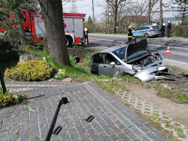 W Zabierzowie na drodze krajowej kierowca osobowej hondy nie zapanował nad pojazdem i wpadł do rowu