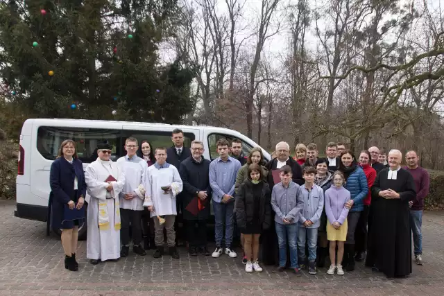 Przekazanie nowego busa dla ośrodka dla niepełnosprawnych w Uszycach.