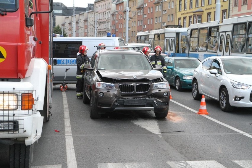 Wypadek na Kazimierza Wielkiego. 15-latek trafił do szpitala (ZDJĘCIA)