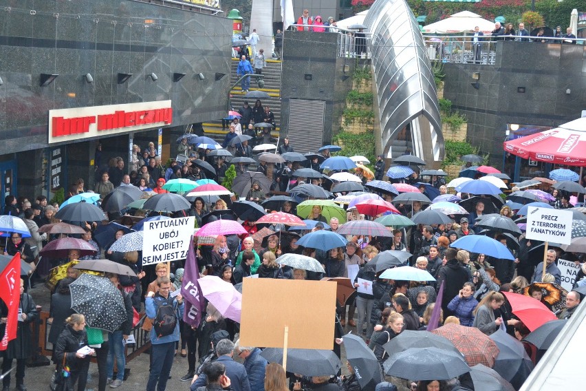 Czarny protest w Sosnowcu na Patelni [ZDJĘCIA]