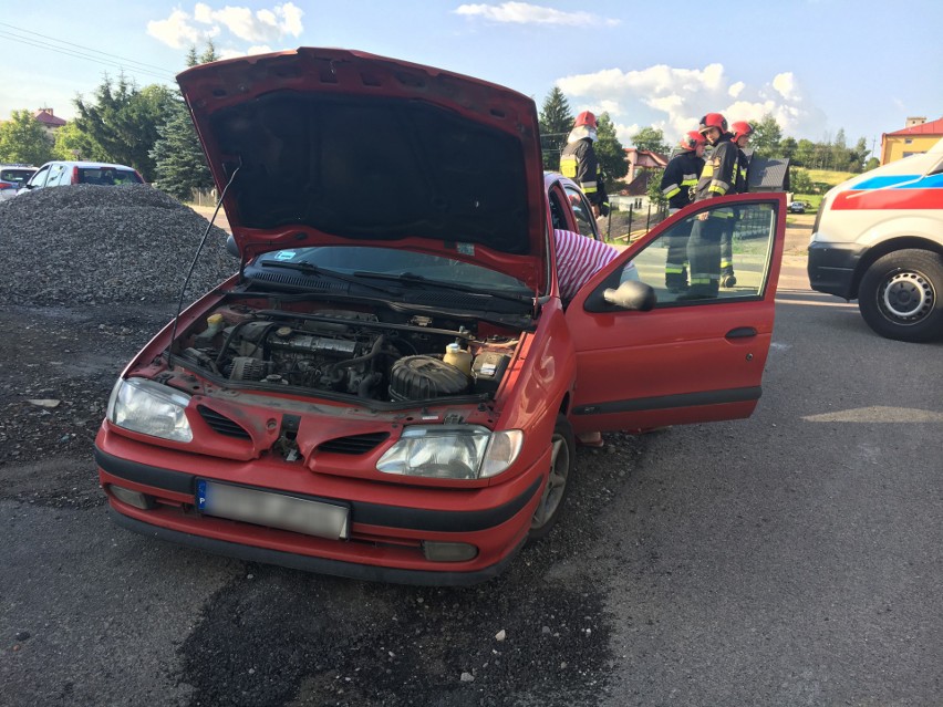 Do zderzenia forda z renault doszło w niedzielę po godz. 17...