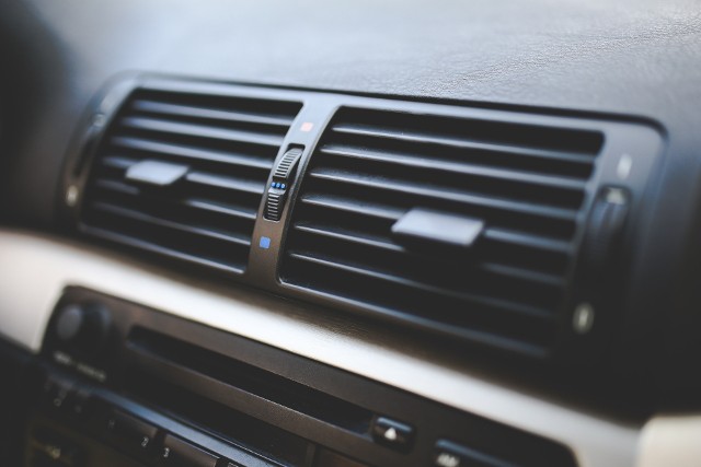 Nieprawidłowe użytkowanie klimatyzacji w samochodzie może sporo kosztować. Zobacz, czego nie wolno robić, aby uniknąć mandatu karnego.