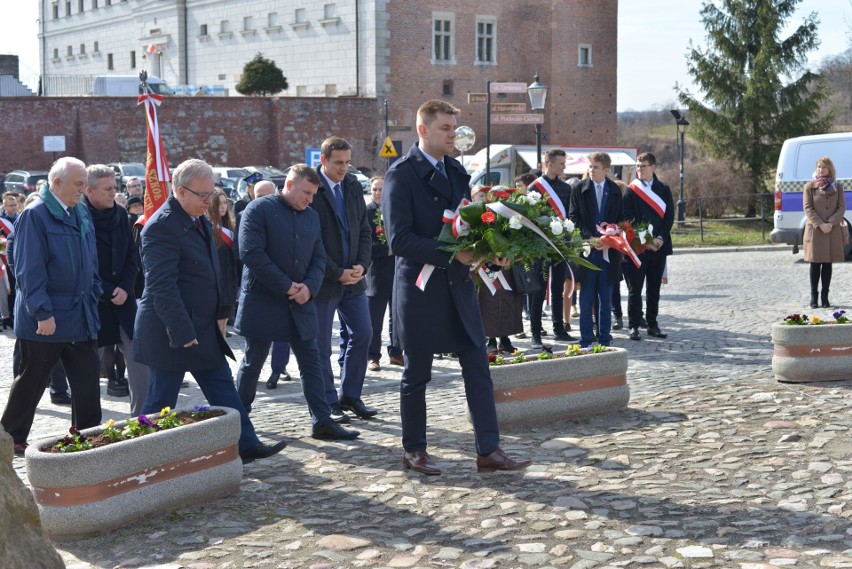 Mieszkańcy Sandomierza oddali hołd ofiarom terroru niemieckiego z czasów II wojny światowej (ZDJĘCIA)