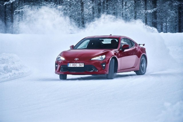 Toyota GT86Toyota GT86 to lekkie, dynamiczne coupé z silnikiem umieszczonym z przodu i tylnym napędem. Samochód wyróżnia silnik typu bokser z bezpośrednim wtryskiem paliwa, który pozwolił dodatkowo obniżyć środek ciężkości pojazdu. Facelifting z 2017 roku wprowadza kilka istotnych zmian. Fot. Toyota