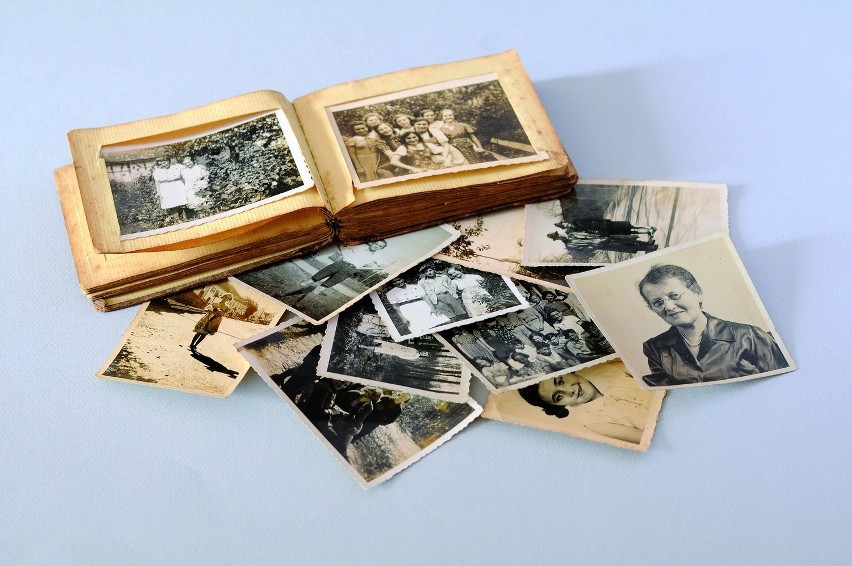 Album ze zdjęciami należącymi do Żydówki Serry Adler,...