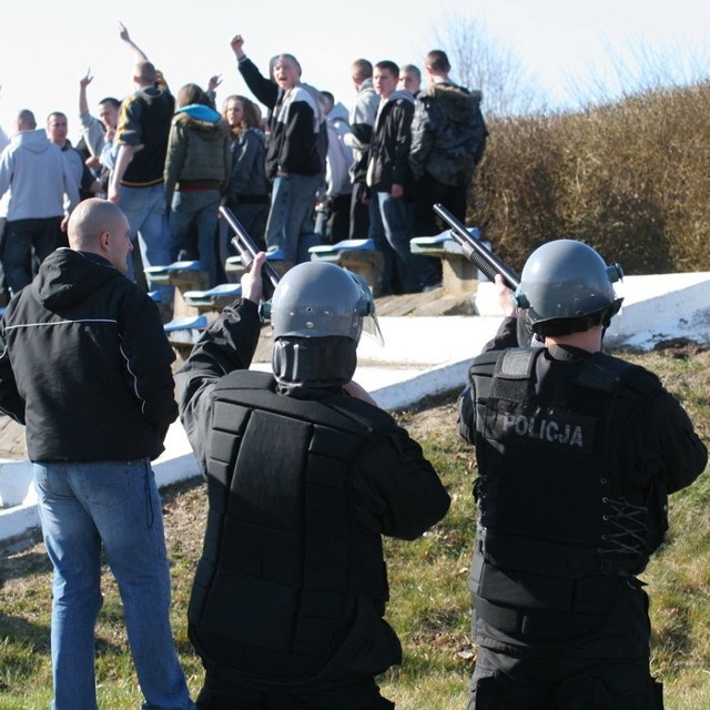 Policjanci zabezpieczający piłkarskie spotkanie w Ustce.