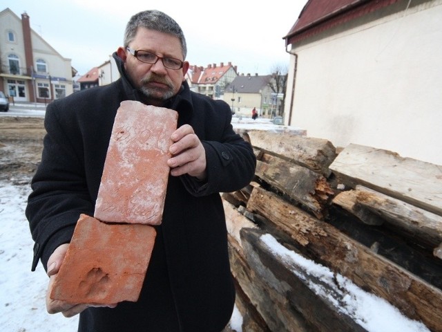 Prezes usteckiego LOT Tomasz Laskowski zapowiada, że tajemnicze cegły i niektóre stare belki zostaną wbudowane w nowy stary dom, który powstanie w miejscu Kaśki.