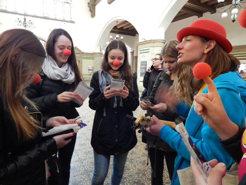 "Pociąg do uśmiechu" Happening wolontariuszy Fundacji Dr...