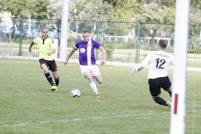 W akcji Wojciech Papuga ze Starowic. Zdobył gola na wagę strzech punktów.