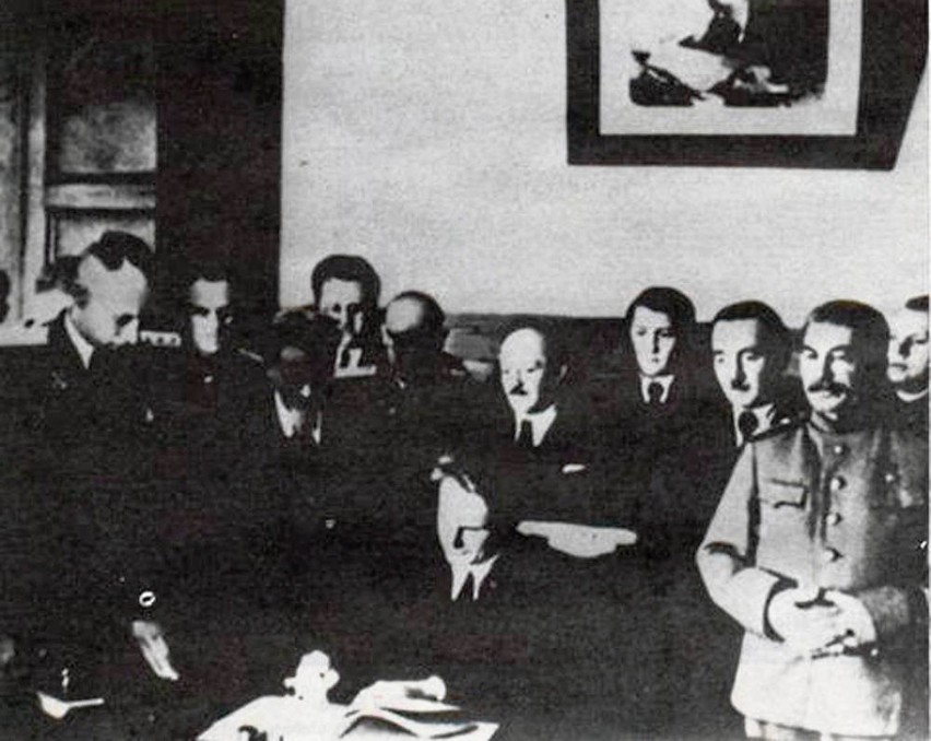 Edward Osóbka-Morawski podpisuje w Moskwie (21 kwietnia 1945...