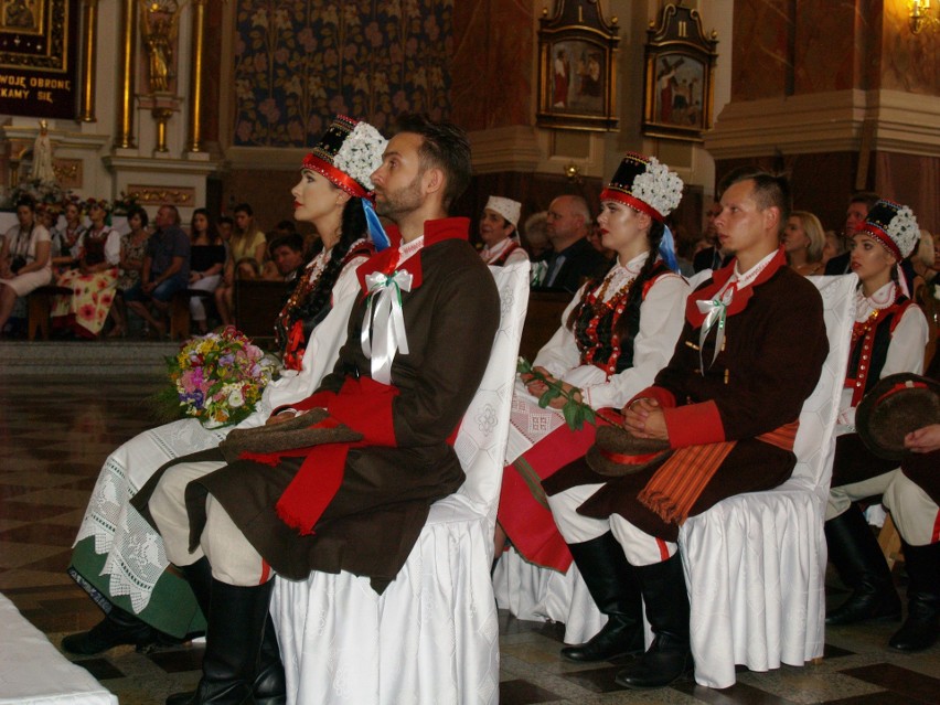 Wesele Kurpiowskie w Kadzidle. Na ślubnym kobiercu Ewa Mielnicka - Miss Polski 2014 i Łukasz Cekała  [ZDJĘCIA, WIDEO]