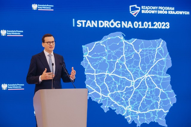 Mateusz Morawiecki poinformował we wtorek, że Rada Ministrów przyjęła krajowy program budowy dróg, autostrad i dróg ekspresowych.