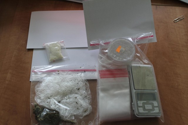 W mieszkaniu 38-latka funkcjonariusze zabezpieczyli  400 gramów  marihuany i 200 gramów amfetaminy.