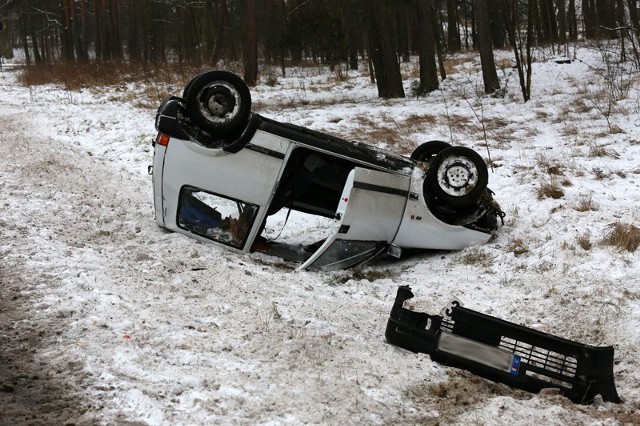 Fiat dachował na drodze koło Łężycy.