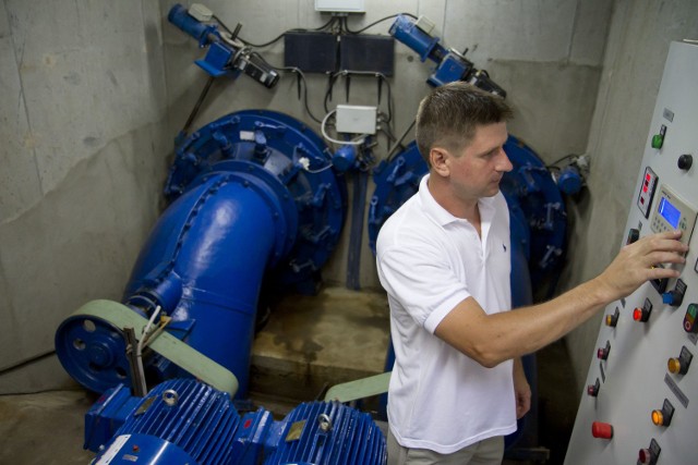 W Dobrzyniewie woda dopływa do turbinowni krytym kanałem. W turbinach łopatki kierownicze kierują wodę na wirnik. Przekładnia pasowa połączona z wirnikiem napędza generator, a ten produkuje prąd elektryczny.