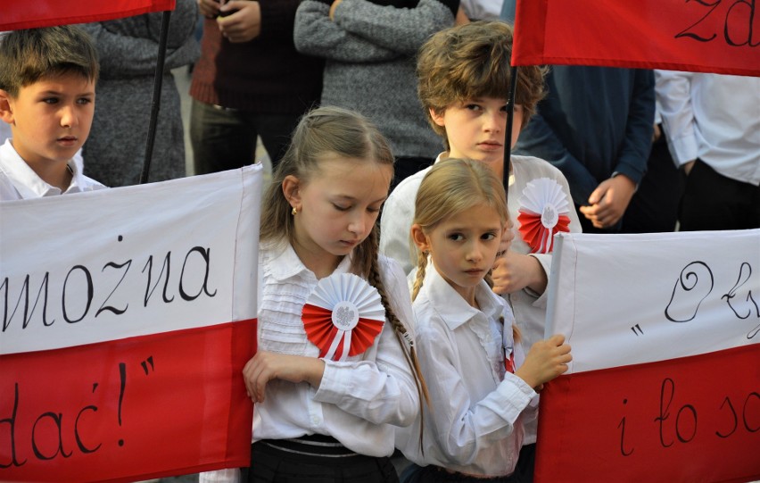 Nowy Sącz. Uczniowie Szkoły Podstawowej nr 2 śpiewali hymn i zakopali kapsułę czasu [ZDJĘCIA]