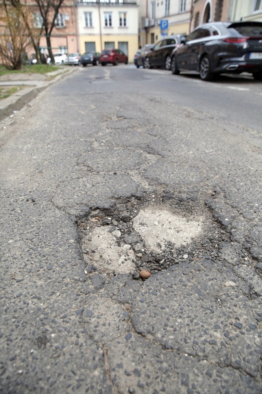 Furmańska dostanie nowy asfalt. Kiedy kierowcy pojadą po jezdni równej jak stół?