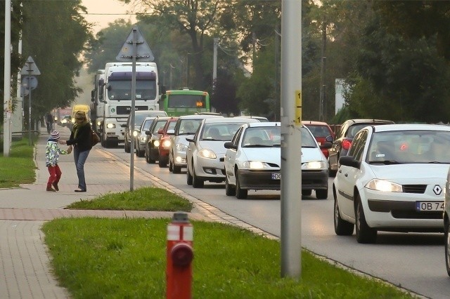 W porównaniu z lipcem i sierpniem, wraz z nadejściem jesieni szczecińscy kierowcy przyspieszyli o średnio 1 km/h. Najwolniej podczas popołudniowego szczytu jeździ się znowu we Wrocławiu, a średnia prędkość oscyluje w granicach zaledwie 33 km/h / Fot. Pawel Relikowski/Gazeta Wroclawska