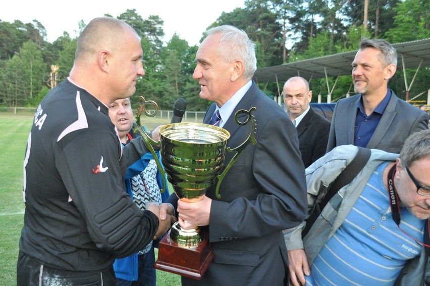 Grający trener bodzentynian Tomasz Dymanowski (z lewej)...