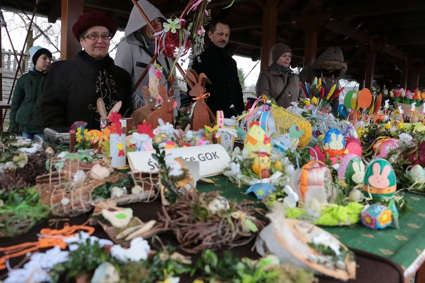 Palmy wielkanocne, pisanki, wieńce, a nawet świeczki w...