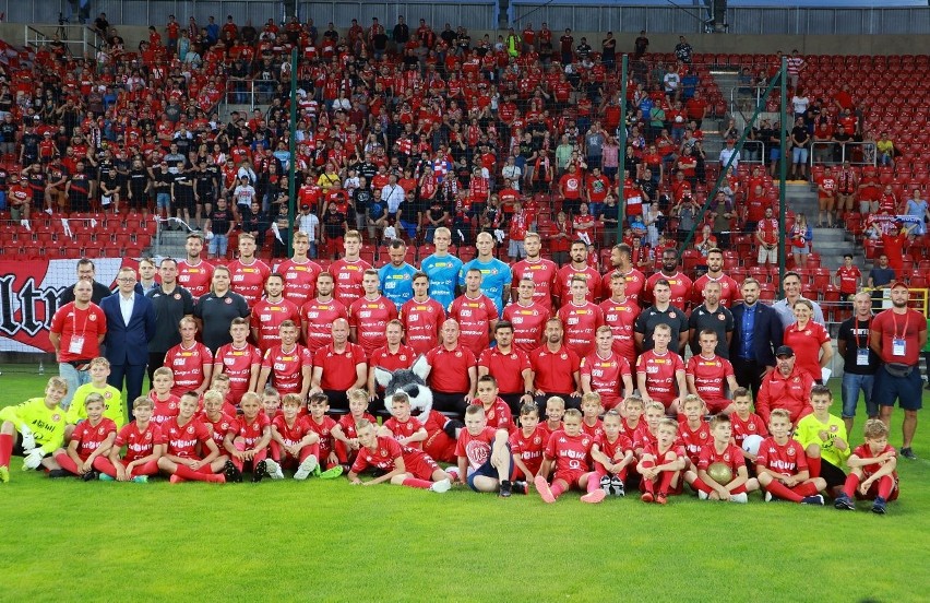 Oficjalna prezentacja drużyny Widzewa. ZDJĘCIA. Piłkarze Widzewa zaprezentowali się kibicom!