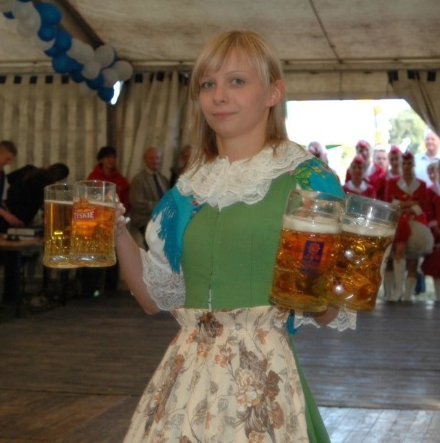 Juz po raz trzeci Pawlowice kolo Gorzowa Śląskiego zorganizowaly Oktoberfest. Piwo serwowala Miss Lata 2009 Justyna Godyla.