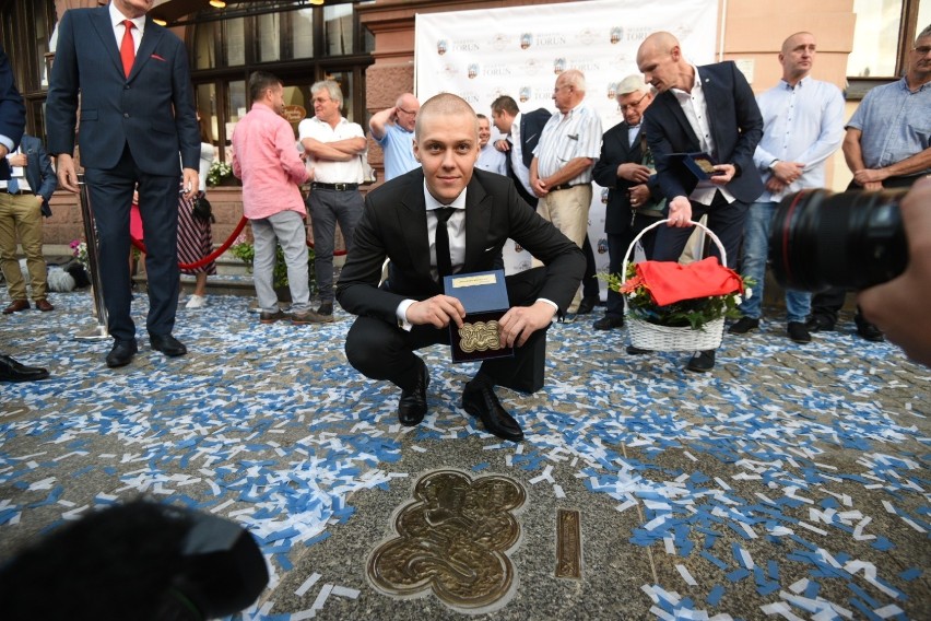 Jakub Gierszał i Toruńskie Anioły w Piernikowej Alei Gwiazd