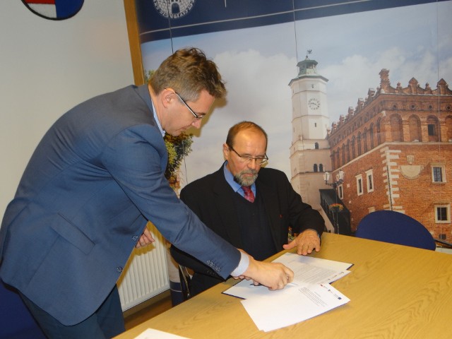 We wtorek dyrektor lecznicy Janusz Sikorski podpisał w siedzibie Starostwa Powiatowego w Sandomierzu  wstępną umowę z Adamem Jarubasem, marszałkiem województwa świętokrzyskiego.