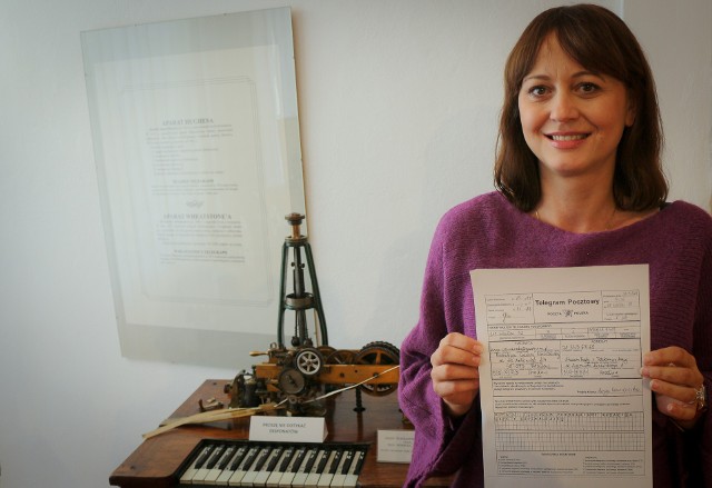 Agnieszka Miza, dyrektor Muzeum Poczty i Telekomunikacji z otrzymanym telegramem.