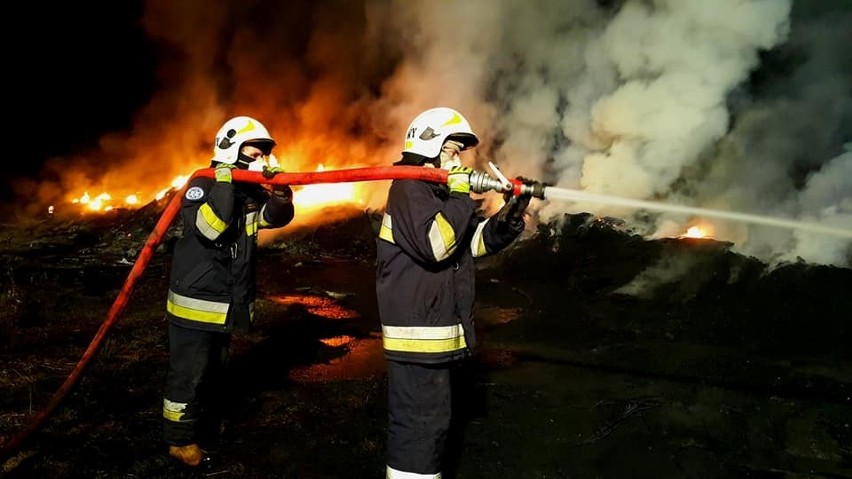 Pożar odpadów gumowych na byłym poligonie w Łambinowicach.