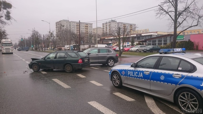 Na ulicy Niemodlińskiej w Opolu zderzyły się dwa samochody.