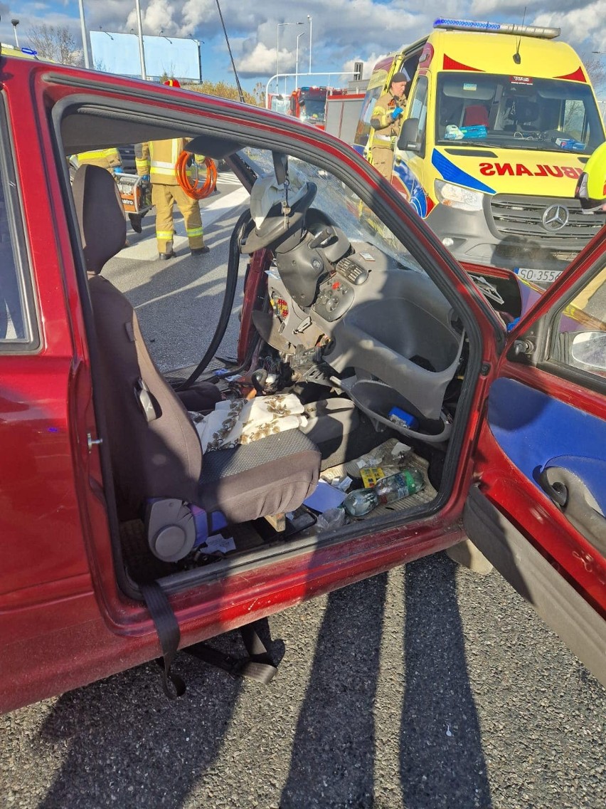 Groźny wypadek na trasie DK86 w Będzinie. Zderzenie dwóch samochodów osobowych. Dwie osoby poszkodowane, przewieziono je do szpitala