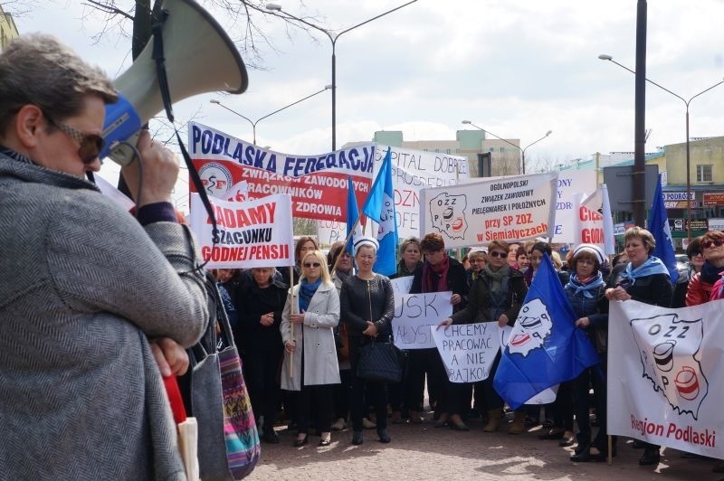 Protest pielęgniarek przed urzędem marszałkowskim