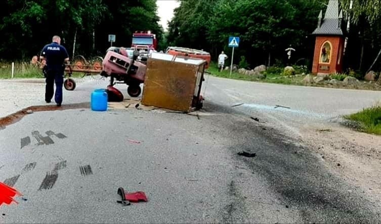 Wypadek w Dylewie. Zderzenie ciągnika rolniczego z samochodem osobowym. Jedna osoba została odwieziona do szpitala. 19.07.2021 r. Zdjęcia