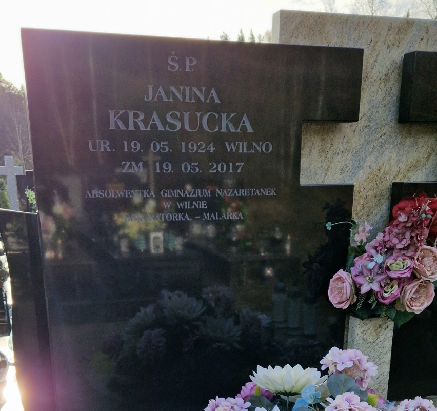 Na razie spoczywa w nim mama artystki, Janina Krasucka.