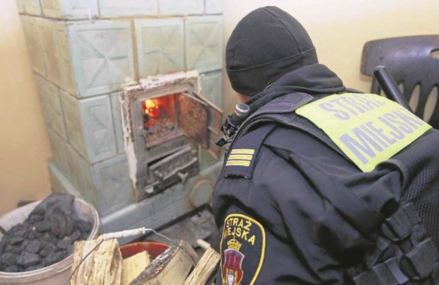 Strażnicy miejscy sprawdzają, czy w piecach są spalane odpady